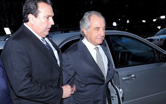 Vermogensbeheerder Bernard Madoff op weg naar de rechtbank in New York. Madoff zal niet op borgtocht vrijkomen. Foto EPA