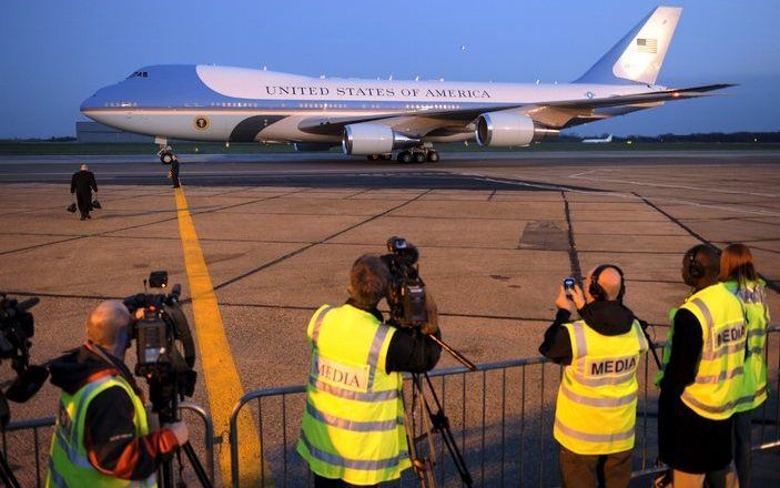 LONDEN (ANP) – Barack Obama is dinsdag in Europa aangekomen voor zijn eerste echte buitenlandse reis als president van de Verenigde Staten. De Air Force One, het presidentiële vliegtuig, landde ’s avonds in Londen. In de Britse hoofdstad wordt donderdag d