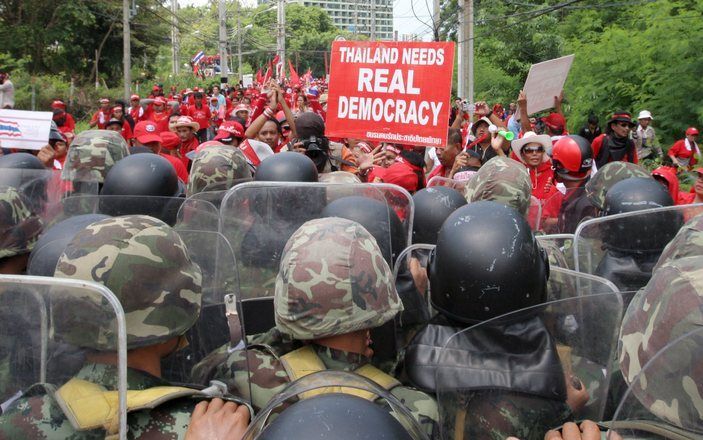 PATTAYA – Honderden betogers hebben vrijdag in de Thaise stad Pattaya het politiekordon rond het hotel doorbroken waar de top van de Asean, de associatie van Zuidoost–Aziatische landen, wordt gehouden. Foto EPA