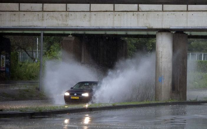 DE BILT – Het KNMI waarschuwt voor hevige regenbuien. In de komende uren kan het vanuit het zuidoosten flink gaan regenen, met kans op onweer. Foto ANP