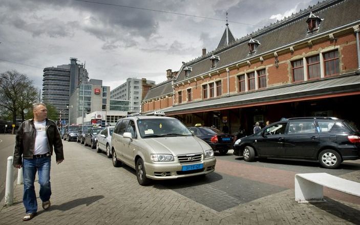 AMSTERDAM - Een taxistandplaats bij het centraal station in Amsterdam. Foto ANP