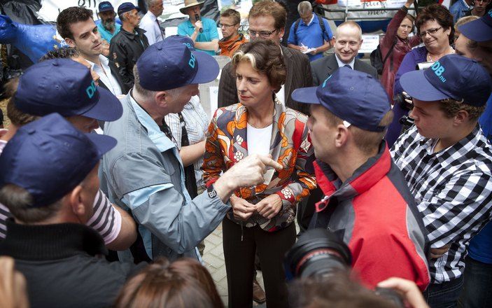 DEN HAAG - Minister Verburg discussieert met melkveehouders die dinsdag voor het ministerie van LNV in Den Haag demonstreren. Foto ANP