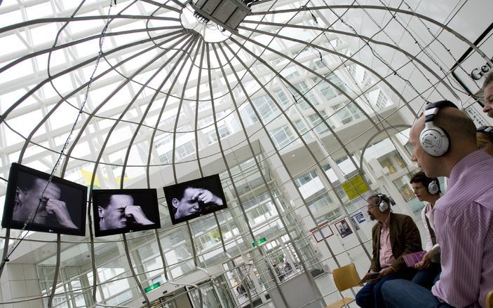 DEN HAAG - In een levensgroot hoofd konden bezoekers van het Haagse stadhuis tot 11 september ervaren wat het is om autistisch te zijn. In de opstelling hingen drie beeldschermen en negen koptelefoons, die de chaos, overprikkeling en alle details weergeve