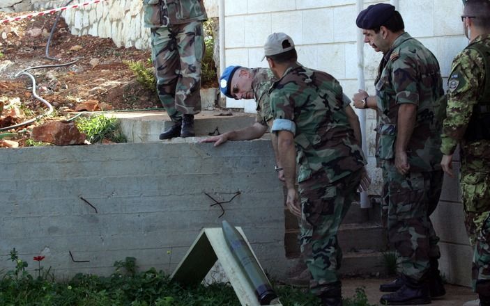 HULA – De commandant van de VN-vredesmacht Unifil in Zuid-Libanon, generaal Claudio Graziano (m.), bekijkt met Libanese inspecteurs raketten die zijn ontdekt in een woning in het dorpje Hula. - Foto EPA