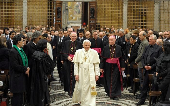 VATICAANSTAD – Paus Benedictus XVI ontving zaterdag tijdens een speciale audiëntie in de Sixtijnse Kapel in Rome ruim 250 kunstenaars uit heel de wereld. Onder hen waren de Nederlandse schrijver Cees Nooteboom, de Koranvertaler Kader Abdolah en beeldhouwe