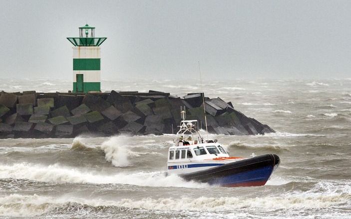 IJMUIDEN – De Koninklijke Nederlandse Redding Maatschappij (KNRM) is vorig jaar ruim tweeduizend keer uitgevaren en hielp ruim 3300 mensen. In 70 procent van de gevallen moest hulp worden gegeven aan watersporters. Dat liet de KNRM woensdag weten. Foto AN