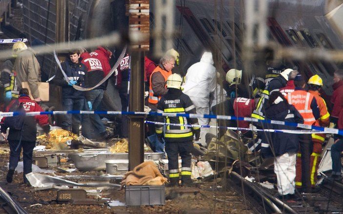 Hulpverleners zoeken naar slachtoffers in de treinstellen. Foto EPA