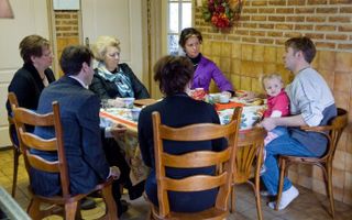 BAKEL – Koningin Beatrix zat dinsdag in het Brabantse Bakel aan de keukentafel bij geitenhouder Martijn Knoops en zijn gezin. Ze vroeg wat hij vond van de ruiming van zijn 366 geiten en hoe die is verlopen. Foto Rijksvoorlichtingsdienst