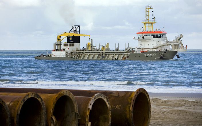 PAPENDRECHT - Een sleephopperzuiger van Boskalis. Foto ANP