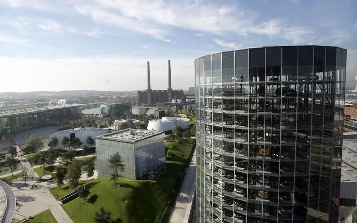 Themapark Autostadt, met op de voorgrond een van de autotorens. Foto Autostadt