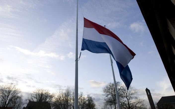 Vlag halfstok bij gemeentehuis Urk na het overlijden van Dirk Post. Foto ANP