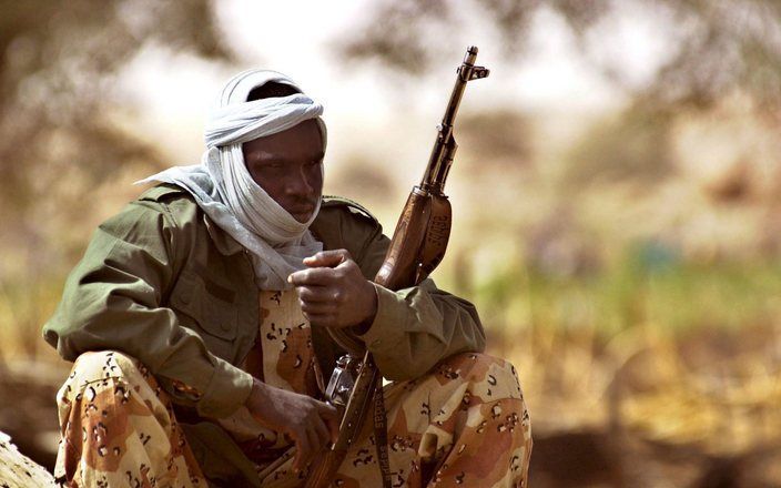 Archieffoto van een lid van het Tsjadische regeringsleger in het grensgebied tussen Tsjaad en Sudan. Foto EPA.