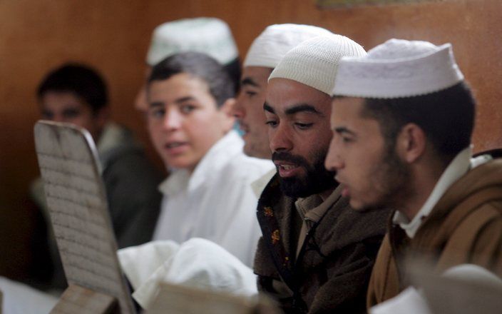 Algerijnse moslimstudenten bestuderen de Koran. Foto EPA