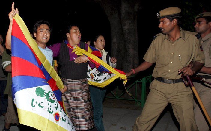 NEW DELHI - Indiaase politie drijft demonstranten uiteen. Foto EPA