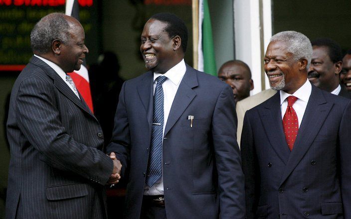 NAIROBI - President Kibaki (L) en oppositieleider Odinga schudden elkaar de hand onder toeziend oog van Kofi Annan (R). Foto EPA