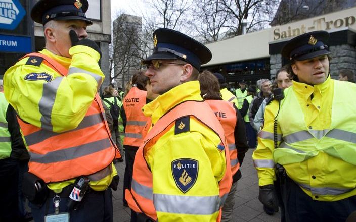 WOERDEN – De bondsraad van politiebond NPB is vrijdagmiddag toch akkoord gegaan met het cao–voorstel van minister Guusje ter Horst van Binnenlandse Zaken. Dat betekent volgens de vakorganisatie dat het afsluiten van een nieuwe cao voor de politie mogelijk