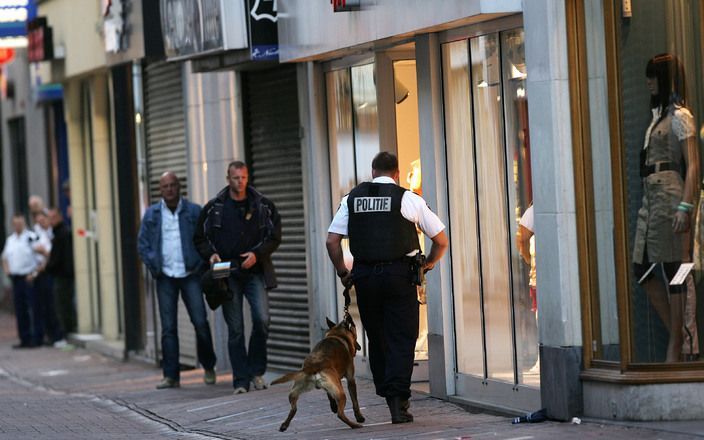 DEN HAAG (ANP) – Staatssecretaris Heemskerk van Economische Zaken komt in mei met een pakket maatregelen om een halt toe te roepen aan het stijgende aantal overvallen op kleine ondernemers. Hij heeft daarover vrijdag overleg gevoerd met vertegenwoordigers