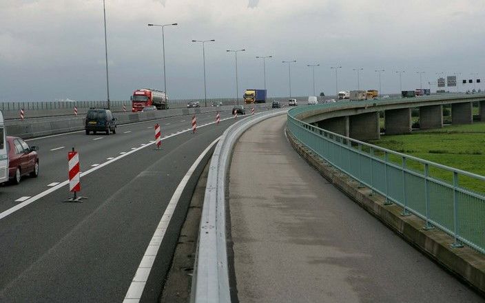 HETEREN (ANP) – Rijkswaterstaat sluit dit weekeinde de brug over de Rijn in de snelweg A50 (Apeldoorn - Den Bosch) grotendeels af. Dat is nodig om een spoedreparatie te kunnen uitvoeren aan een voegovergang in de brug. De A50 is een van de belangrijkste n