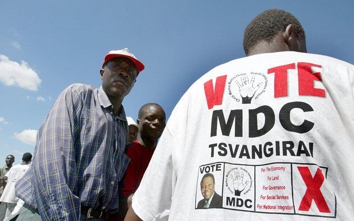 HARARE - Een MDC aanhanger tijdens de campagne. Foto EPA