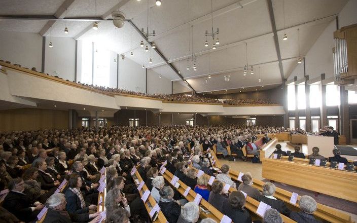 VEENENDAAL – In de Veenendaalse Adventkerk had dinsdag de jaarlijkse bondsdag plaats van de Bond van Vrouwenverenigingen der Gereformeerde Gemeenten. Sprekers tijdens de –drukbezochte– bijeenkomst waren ds. M. Mondria (die ds. C. A. van Dieren wegens ziek