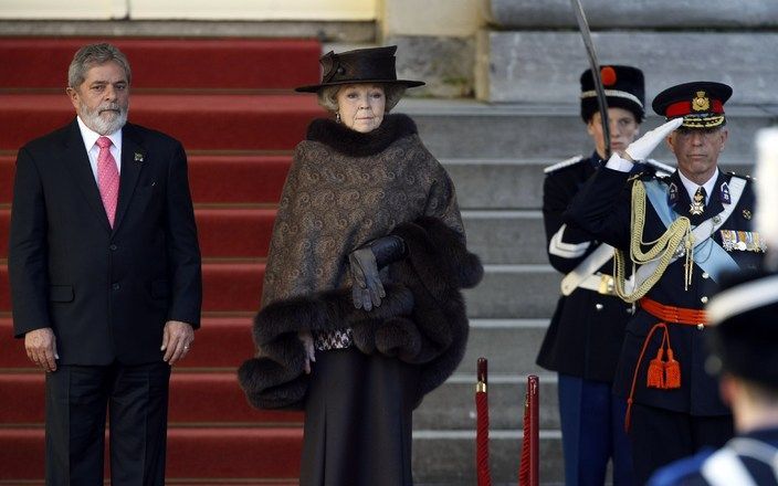 Op paleis Noordeinde luisteren donderdag President Luis Inacio Lula da Silva (l) van Brazilie en Koningin Beatrix naar het spelen van de volksliederen. President Luis Inacio Lula da Silva van Brazilie en zijn echtgenote Marisa Leticia Lula da Silva brenge