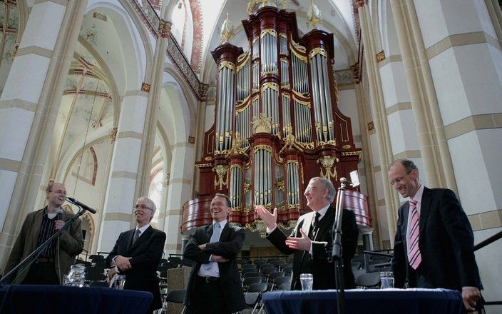 In de Grote Kerk van Zaltbommel discussieerden organisten en ambtsdragers zaterdagmiddag over het organistentekort. Van links naar rechts: Chiel Jan van Hofwegen, Jaap Zwart, Dick van Luttikhuizen, ds. A. A. Egas en Peter Eilander. Foto Gert Janssen