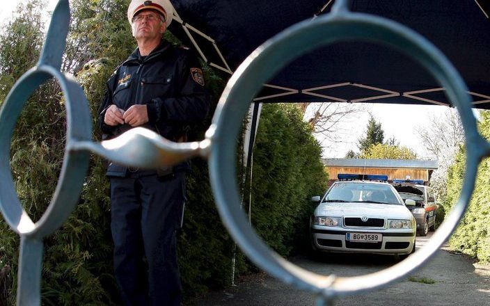 Politie bij het huis van Fritzl in Amstetten. Foto EPA