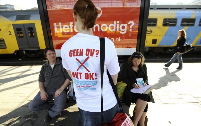 UTRECHT - Leden van de Jongeren Organisatie Beroepsonderwijs (JOB) voeren dinsdag op het station in Utrecht actie voor de invoering van een OV-jaarkaart voor 16- en 17-jarige studenten in het middelbaar beroepsonderwijs (mbo). ANP