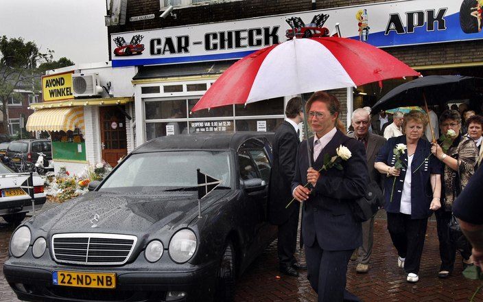 Het Openbaar Ministerie (OM) heeft woensdag voor de rechtbank in Amsterdam vijf jaar celstraf geëist tegen de 21-jarige Khadim D. Officier van Justitie, Van Laere, houdt hem verantwoordelijk voor het medeplegen van een poging tot overval op de Amstelveens