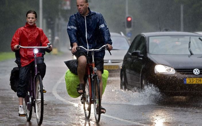 Zware buien, vooral in Rotterdam en omstreken. Foto ANP