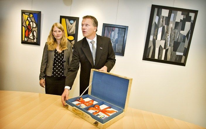 Minister Bos met de Miljoenennota. Foto ANP.