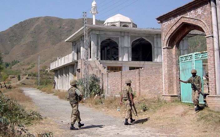 Pakistaanse soldaten op zoek naar talibanstrijders. foto EPA