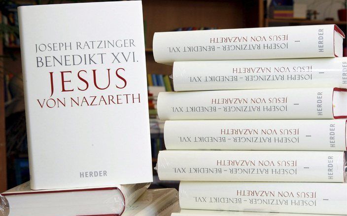 UTRECHT - Er treedt een element van willekeur binnen in de canonieke exegese van paus Benedictus XVI, aldus prof. Menken. Op de foto de Duitse vertaling van het boek ”Jezus van Nazareth".