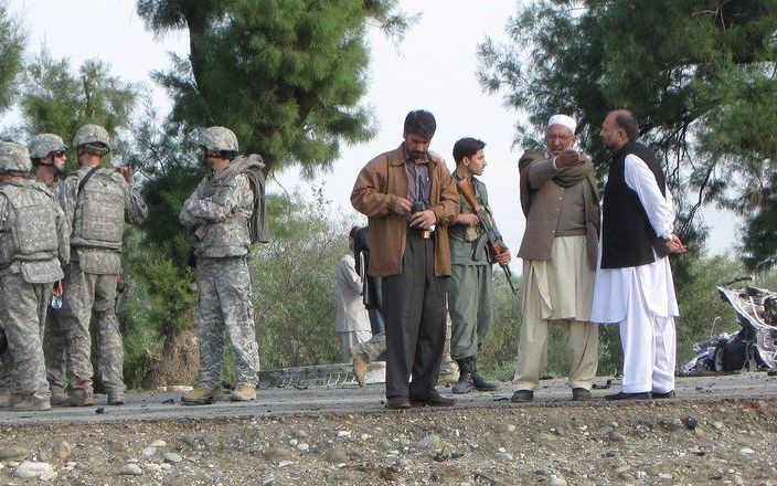 In de Oost-Afghaanse provincie Nangarhar zijn donderdag minstens acht burgers en een Amerikaanse soldaat om het leven gekomen toen een zelfmoordenaar met een bomauto inreed op een Amerikaans militair konvooi dat een drukke markt passeerde. Voorts raakten 