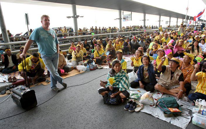 Engelsman Martin John tussen de Thaise betogers op het vliegveld van Bangkok. Foto's EPA