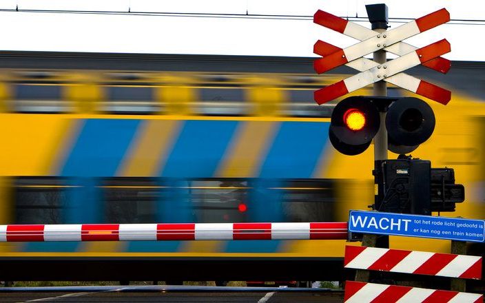 De kortste treindienst van Nederland houdt op te bestaan. De provincie Overijssel en de twee betreffende gemeenten Kampen en Zwolle willen de treinlijn tussen beide steden laten ombouwen tot regiotram. De tram gaat op zijn vroegst in 2011 rijden, meldden 