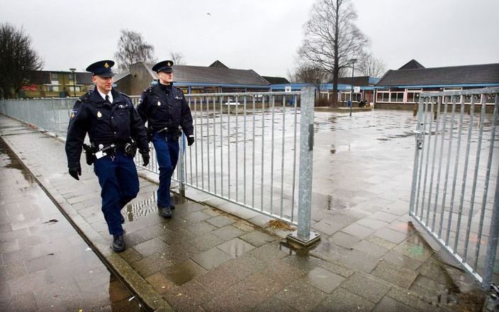 WEESP - Agenten surveilleren dinsdag onder meer bij openbare basisschool De Hobbedob in Weesp. Bij een aantal scholen in Weesp waren maandagochtend dreigementen binnengekomen. Foto ANP