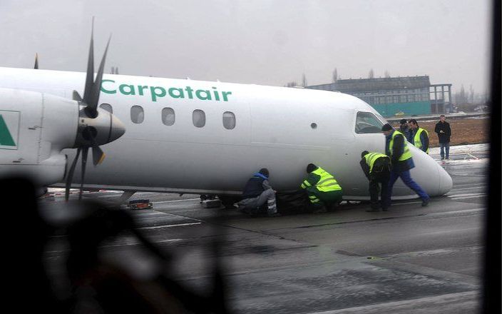 TIMISOARA - Een Roemeens toestel maakt een succesvolle buiklanding op het vliegveld Timisoara. Foto EPA