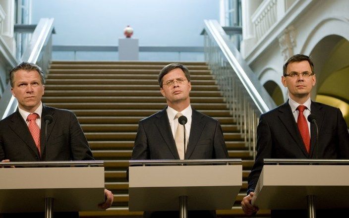 Premier Balkenende (M) en de vice-premiers Bos (L) en Rouvoet (R) woensdag in de Tweede Kamer tijdens een persconferentie over de verklaring over de crisismaatregelen. Foto ANP