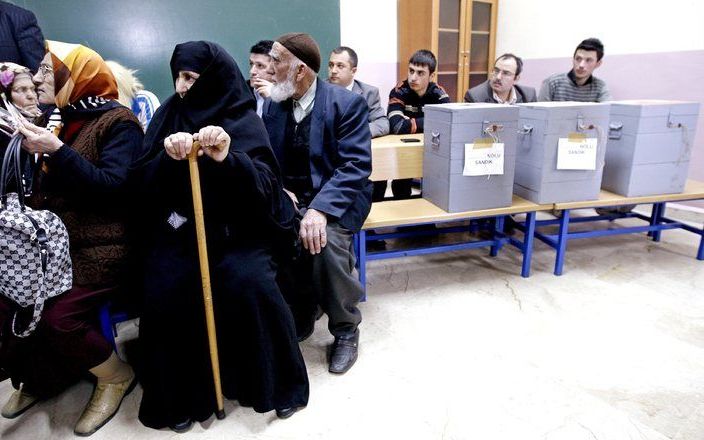 ANKARA – De Turkse regeringspartij AKP is zondag bij de provinciale en lokale verkiezingen weliswaar als grootste uit de bus gekomen, maar het resultaat bleef duidelijk achter bij de 47 procent die de AKP in 2007 bij de parlementsverkiezingen behaalde. Fo