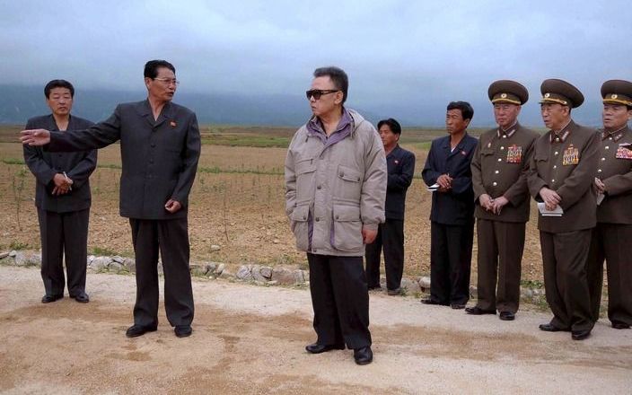 Een ongedateerde foto, vrijgegeven door het Korean Central News Agency (KNCA), van de Noord-Koreaanse leider Kim Jong-il tijdens inspectie van een fluitplantage in de provincie Gangwon. Foto EPA