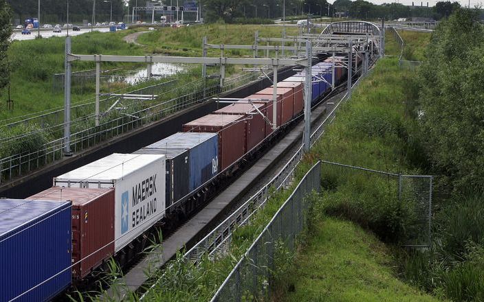 LUXEMBURG – Vrachttreinen op negen routes door Europa kunnen ongehinderd gaan doorrijden. Minister Eurlings (Verkeer) en zijn collega’s van andere EU–landen hebben daarover donderdag een politiek akkoord bereikt. Foto ANP