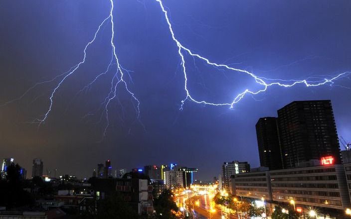 Onweer boven Rotterdam, eind mei. Foto ANP