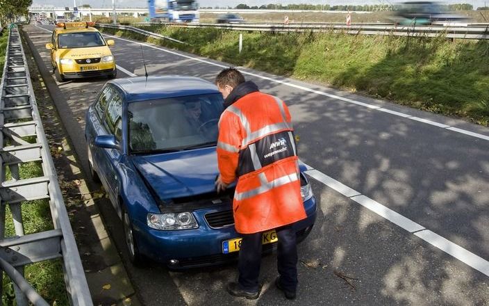 DEN HAAG – Pechhulpdiensten zoals de ANWB besluiten steeds vaker om auto’s van de snelweg te slepen al­vorens te gaan sleutelen. Het drukker wordende verkeer speelt daarbij een belangrijke rol. Foto ANP