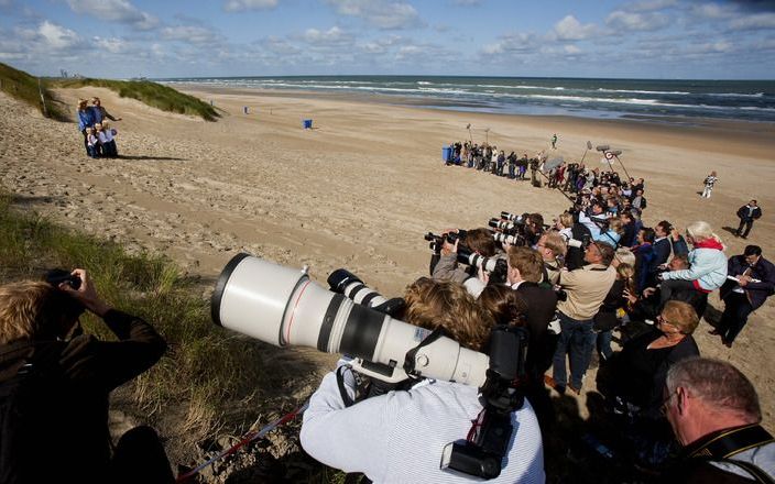 Prins Willem-Alexander en prinses Maxima met hun kinderen tijdens de officiële fotosessie vlak voor hun vakantie naar Argentinië. Het prinselijk paar organiseert die fotosessie vanuit de gedachte dat ze daarna tijdens hun vakantie met rust gelaten worden.