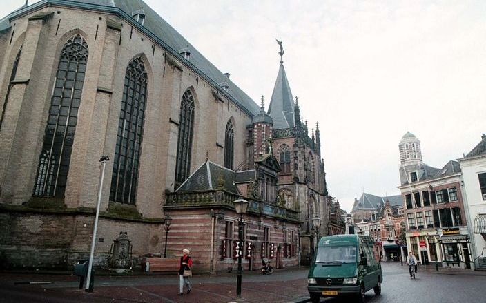 ZWOLLE – De protestantse gemeente in Zwolle sluit mogelijk drie kerken. De Grote Kerk (foto) in het centrum blijft waarschijnlijk buiten schot. Wel is het de bedoeling dit godshuis vaker te verhuren voor niet-kerkelijke activiteiten. - Foto Jan Drost