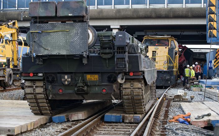 Dit weekend hebben opruimploegen met man en macht gewerkt om de verwrongen treinen en locomotieven te ruimen. Twee locomotieven zijn nu los, maar een derde zit nog vast. Foto ANP