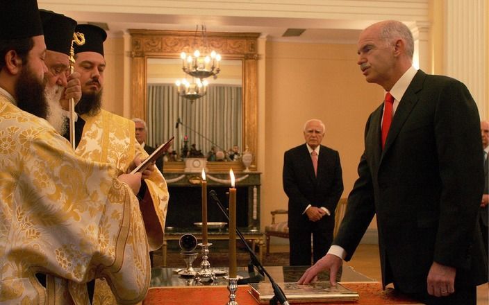 ATHENE – De socialist George Papandreou heeft dinsdag de eed afgelegd als nieuwe premier van Griekenland. Hij deed dat voor de Grieks–orthodoxe aartsbisschop Ieronymus in de ambtswoning van de Griekse president in Athene. Foto EPA