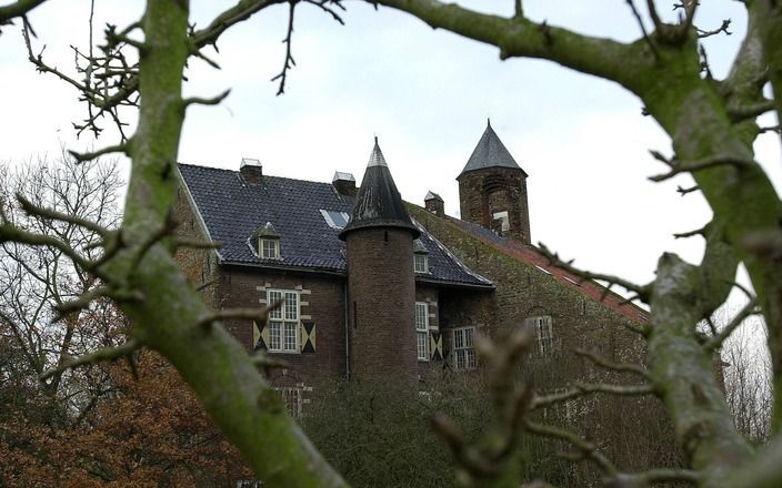 NEERIJNEN – Na de grootscheepse restauratie van Kasteel Waardenburg, die eerder dit jaar gereed kwam, krijgt nu het aangrenzende Landgoed Neerijnen een ingrijpende opknapbeurt. Eigenaar Het Geldersch Landschap gaf dinsdagavond in Neerijnen tekst en uitleg