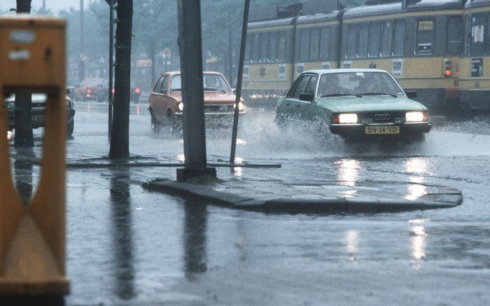 ESSEN – Na zware regenval en onweer woensdagavond zijn in de Duitse deelstaat Noord–Rijnland–Westfalen tal van wegen ondergelopen. Ook waren er veel ongelukken. Foto ANP